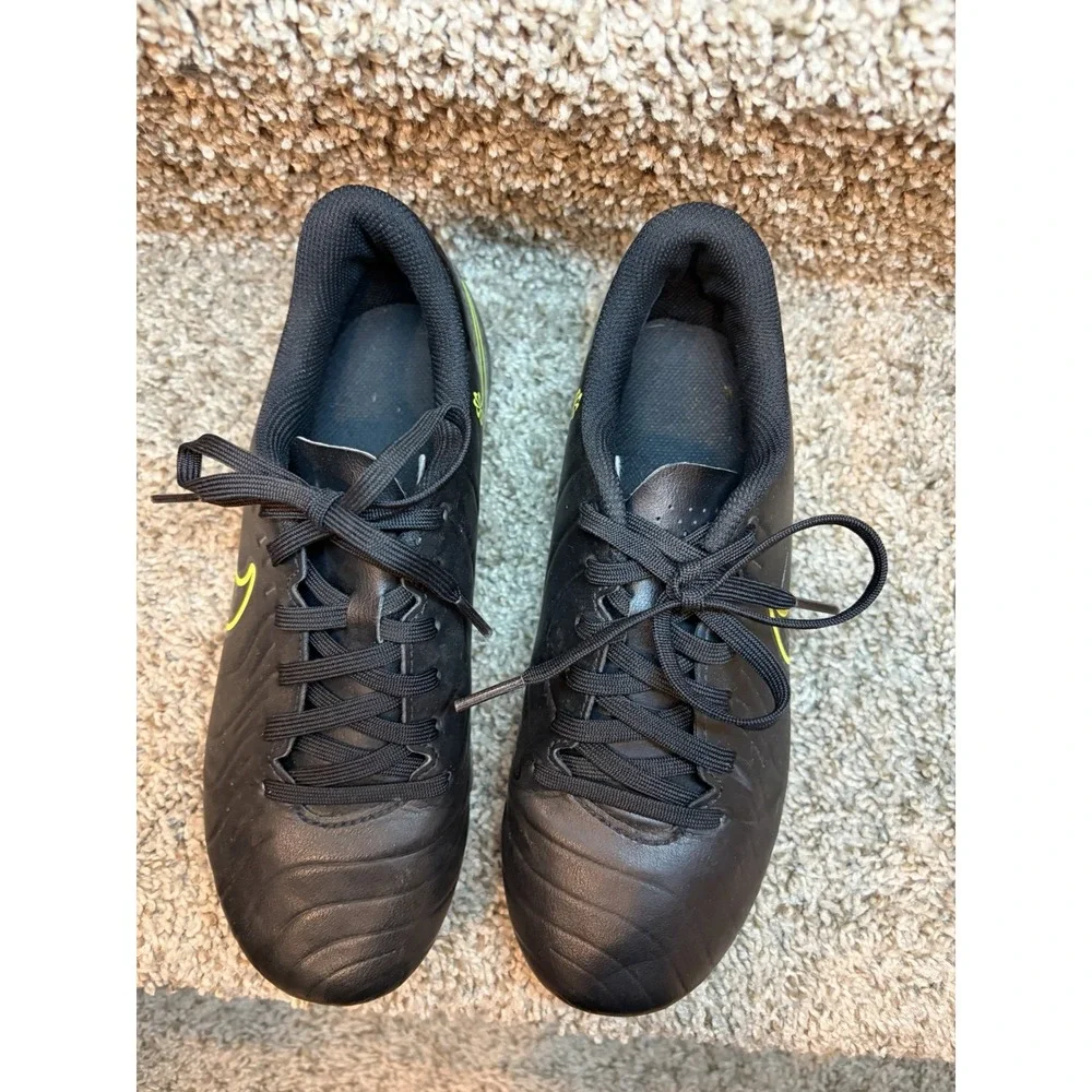 Nike Jr. Tiempo Legend 10 Club firm ground soccer cleats 5Y black new cond